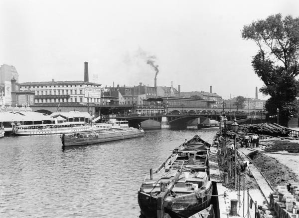 View of the River Spree, Berlin, c.1910 (b/w photo)  de Jousset