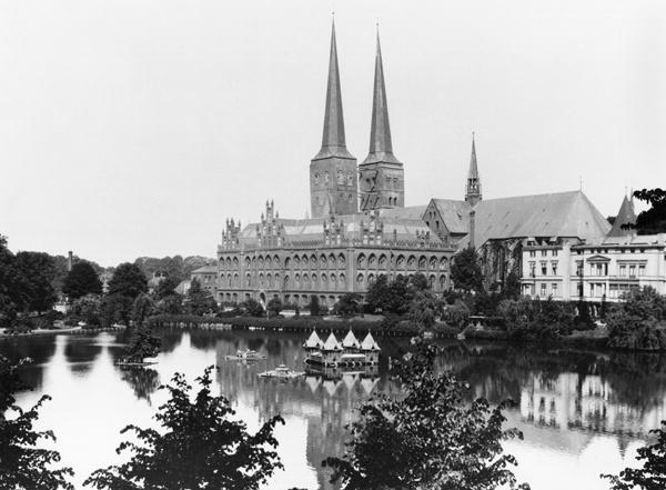 View of the museum with the Marienkirche in the background, Lubeck, c.1910 (b/w photo)  de Jousset