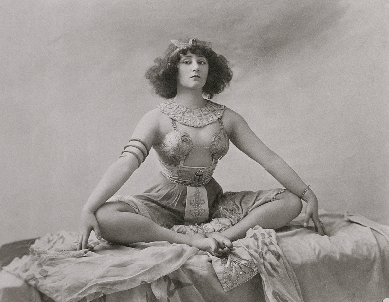 Colette (1873-1954) acting in ''Reve d''Egyptienne'', 1907 (b/w photo)  de Reutlinger Studio (1850-1937)