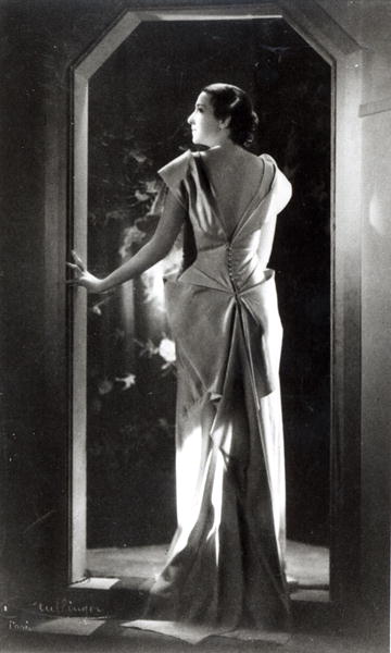 Dress designed by Madeleine Vionnet (1876-1975) (b/w photo)  de Reutlinger Studio (1850-1937)