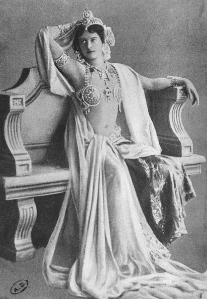 Mata Hari, 1910 (b/w photo)  de Reutlinger Studio (1850-1937)