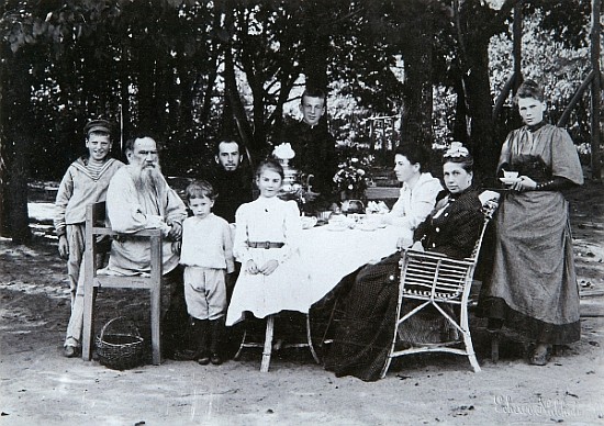 Family portrait of the author Leo N. Tolstoy, from the studio of Scherer, Nabholz & Co. de Russian Photographer