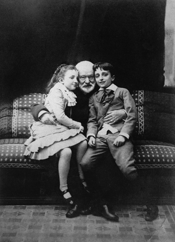 Victor Hugo (1802-85) and his grandchildren Georges and Jeanne, 1881 (b/w photo)  de A. Melandri