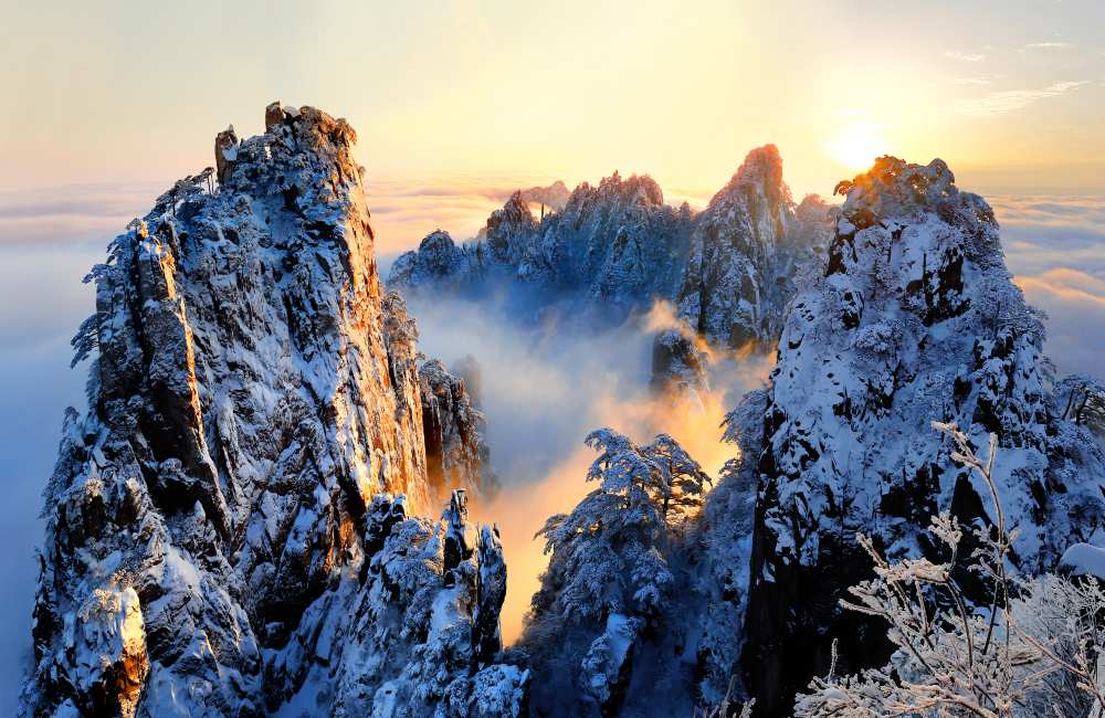 Sunrise at Mt. Huang Shan de Adam Wong