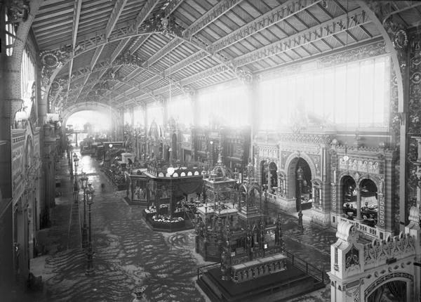 Gallery of the Various Industries, Universal Exhibition, Paris, 1889 (b/w photo)  de Adolphe Giraudon