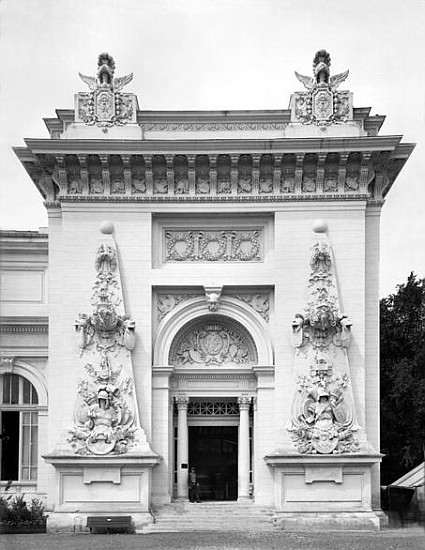 Gate of the military exhibition at the Universal Exhibition, Paris de Adolphe Giraudon