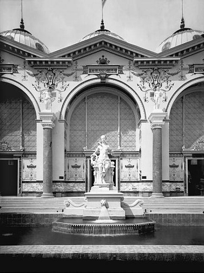 Portico and fountain at the Universal Exhibition, Paris de Adolphe Giraudon