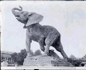 Young Elephant Caught in a Trap (1878) by Emmanuel Fremiet (1824-1910) in front of the Trocadero Pal