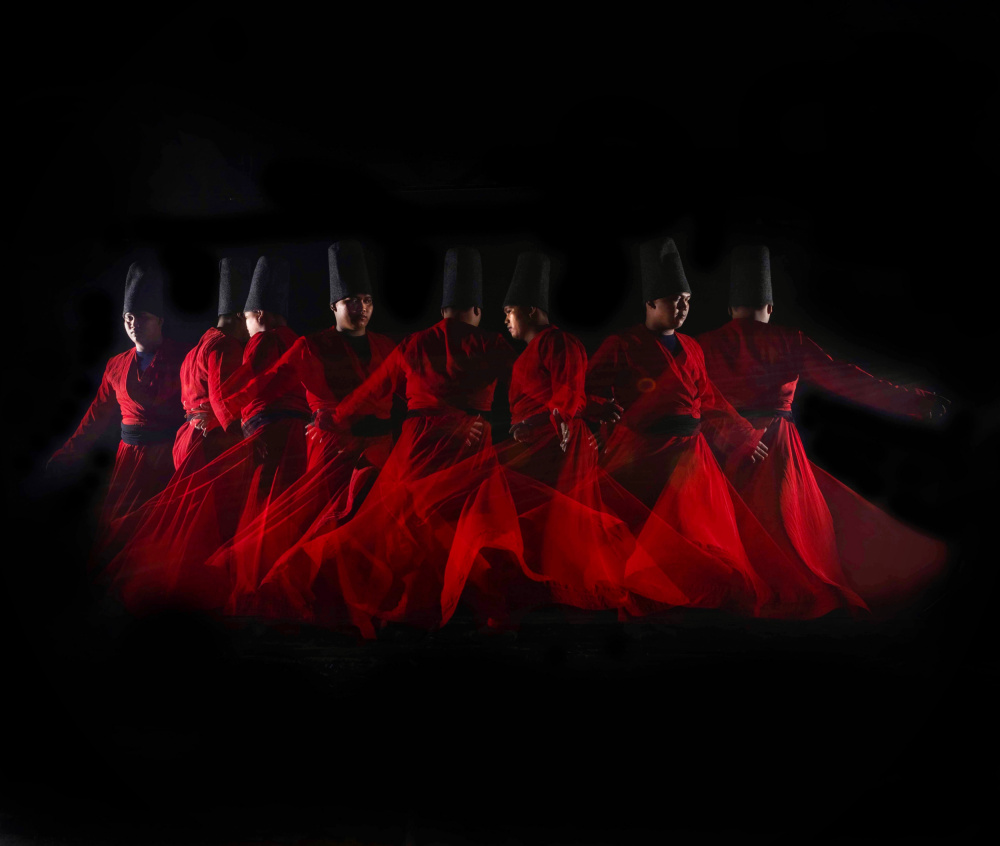 Sufi dancers in red de Agus Adriana