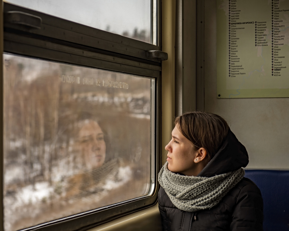 Lady in a train de Aharon Golani