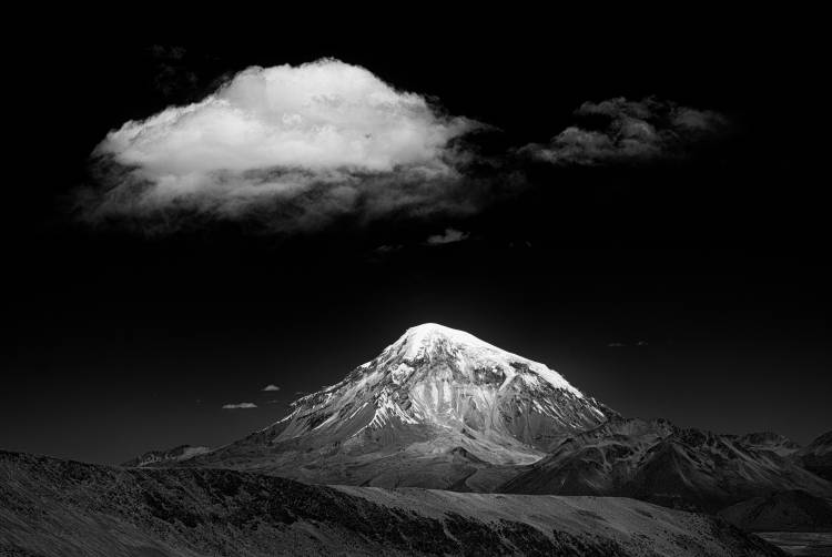 Mountain and cloud de Alan McNair