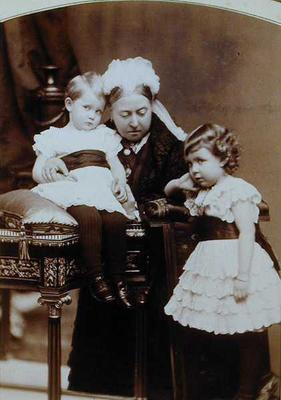Queen Victoria (1819-1901) with her grandchildren, Prince Arthur (b.1883) and Princess Margaret of C de Alexander Bassano