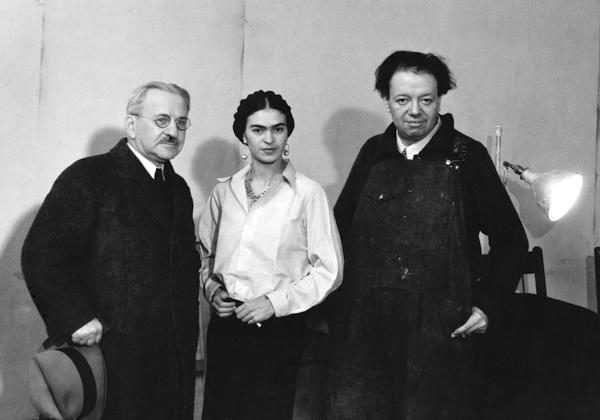 Albert Kahn, Frida Kahlo and Diego Rivera in the mural project studio at the Detroit Institute of Ar de American Photographer