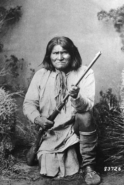 Geronimo holding a rifle, 1884 (b/w photo)  de American Photographer