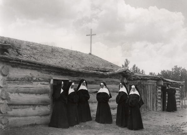 Nuns in front of the Saint Labre mission, Ashland, Montana (b/w photo)  de American Photographer