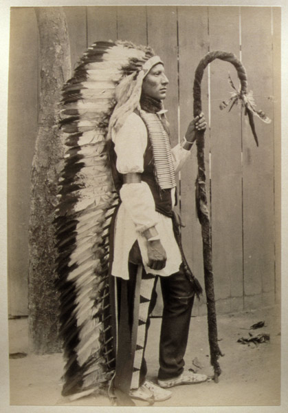Portrait of a Native American from ''Buffalo Bill''s Wild West'', 1889 (b/w photo)  de American Photographer