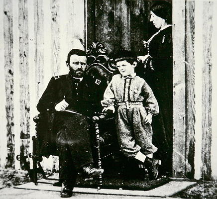 General Grant with his wife Julia Dent and their son Frederick Dent Grant, at City Point (b/w photo) de American Photographer, (19th century)