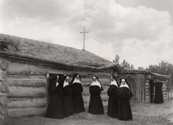 Nuns in front of the Saint Labre mission, Ashland, Montana (b/w photo) de American Photographer, (19th century)