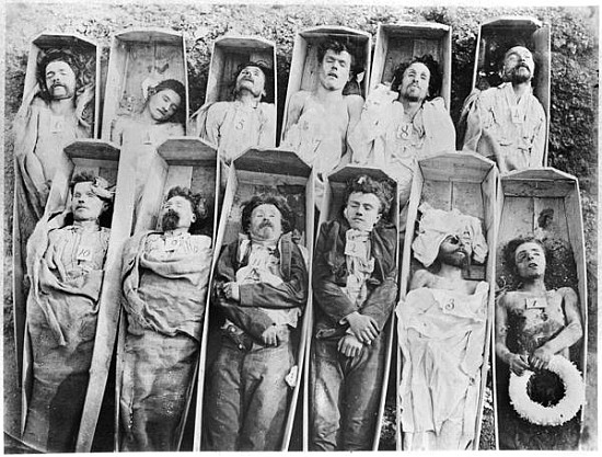 Communards in their coffins, c.1871 de Andre Adolphe Eugene Disderi