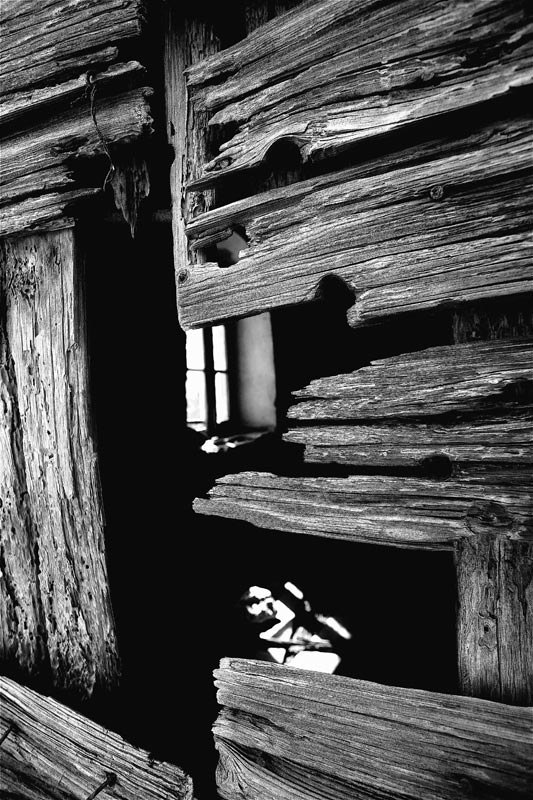 Einblick in altes Holztor de Andrej Birg