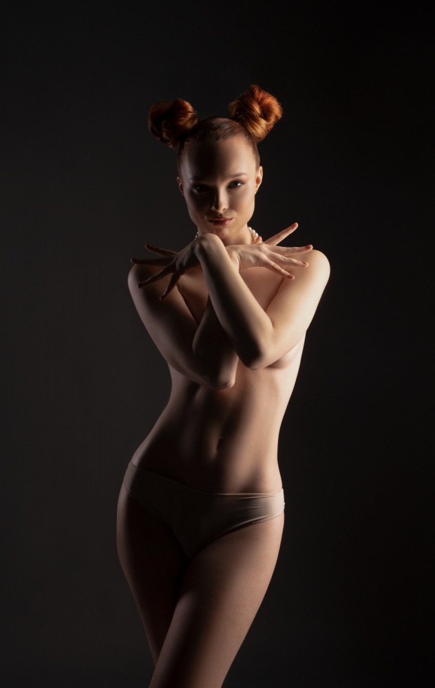 Gorgeous redhead naked lady de Andrey Guryanov
