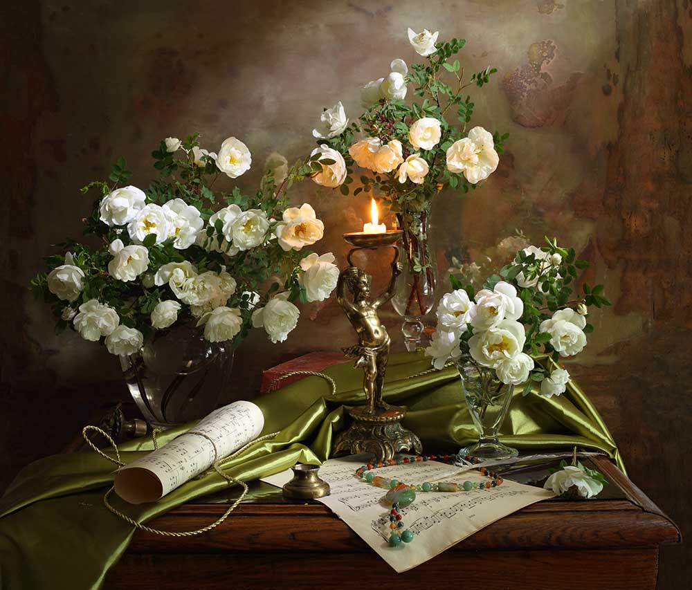 Still life with roses and candle de Andrey Morozov
