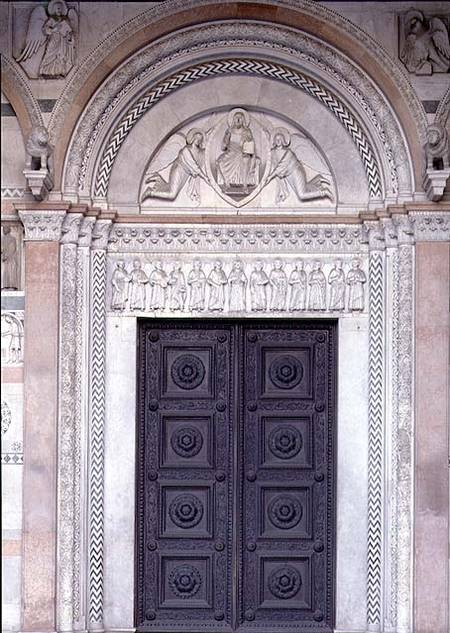 Portal with carved architrave depicting Christ in a Mandorla with two angels and the apostles below de Anonym Romanisch