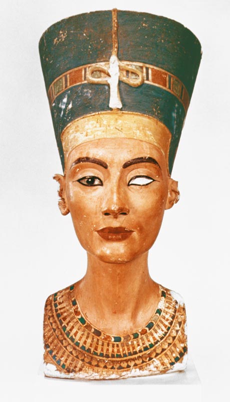 Bust of Queen Nefertiti, front view, from the studio of the sculptor Thutmose at Tell el-Amarna de Anonymous