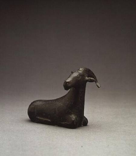 Bronze figure of a recumbent goat de Anonymous