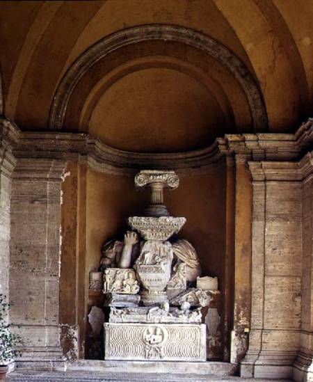 The inner courtyard detail of a niche displaying a collection of fragmentary antique sculpture de Anonymous