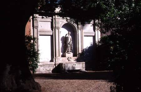 View of the gardendetail of fountain with a statue of Venus and Roman sarcophagus de Anonymous
