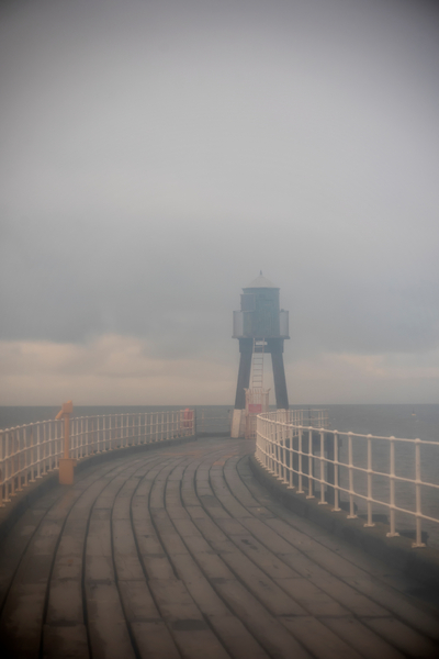 Whitby Harbour West Lighthouse in Mist de Ant Smith