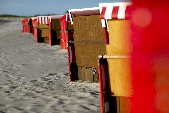 Ahrenshoop - rote Strandkörbe de Arno Burgi