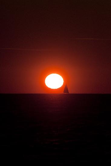 Segelboot bei Sonnenuntergang in Warnemünde de Arno Burgi