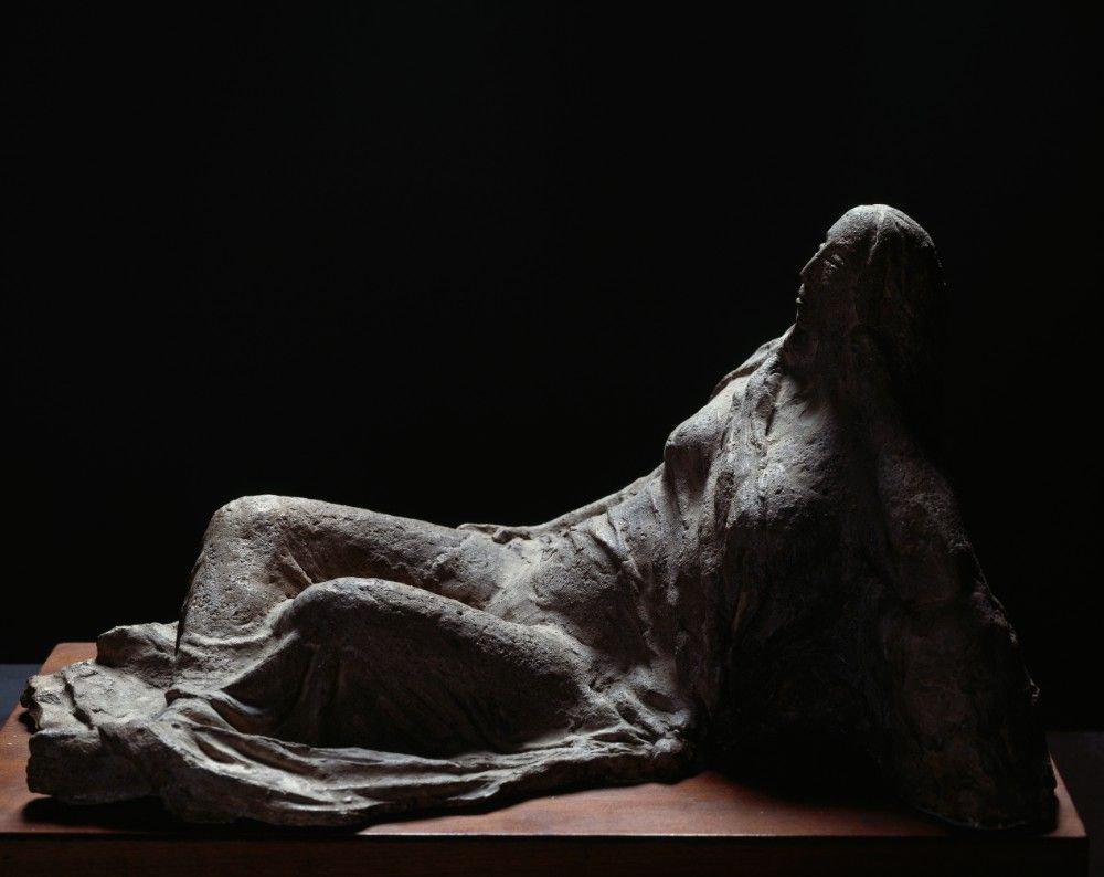 Female figure reclining, in terracotta de Arturo Martini