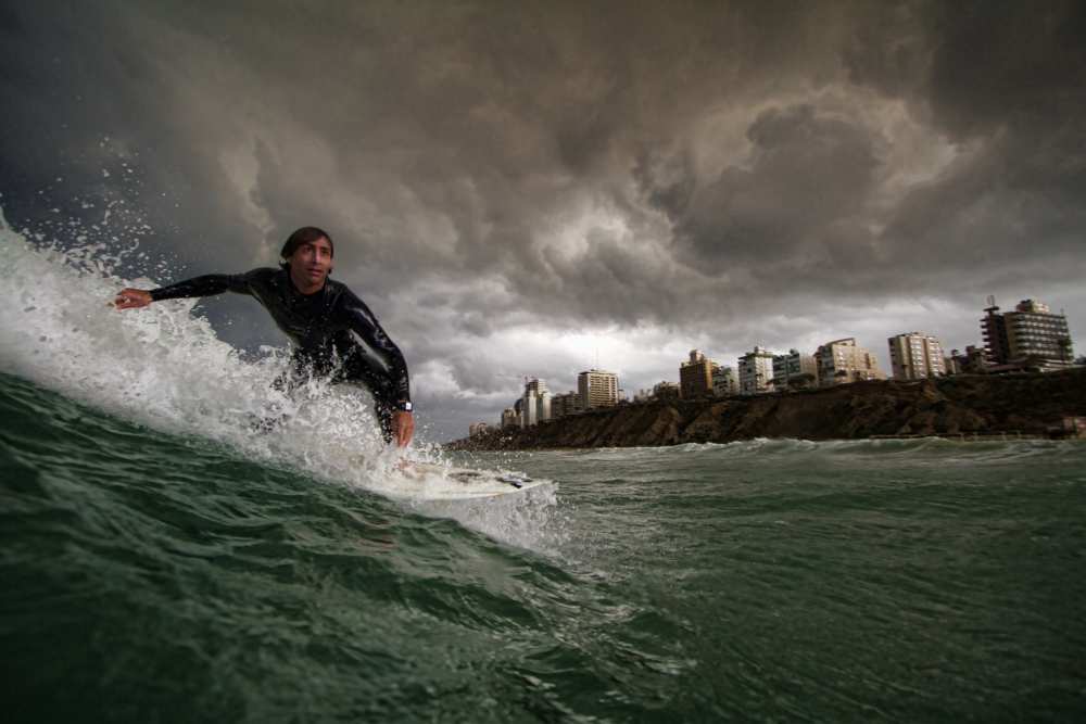 Apocalyptic Surfer de Assaf Gavra