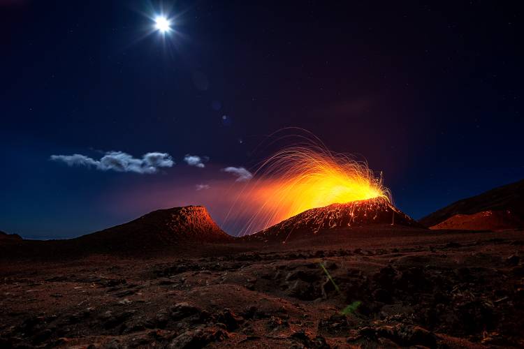 Lava flow with the moon de Barathieu Gabriel