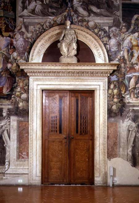 Door frame in the Sala dell'Udienza crowned with a figure of Justice de Benedetto and Giuliano  da Maiano