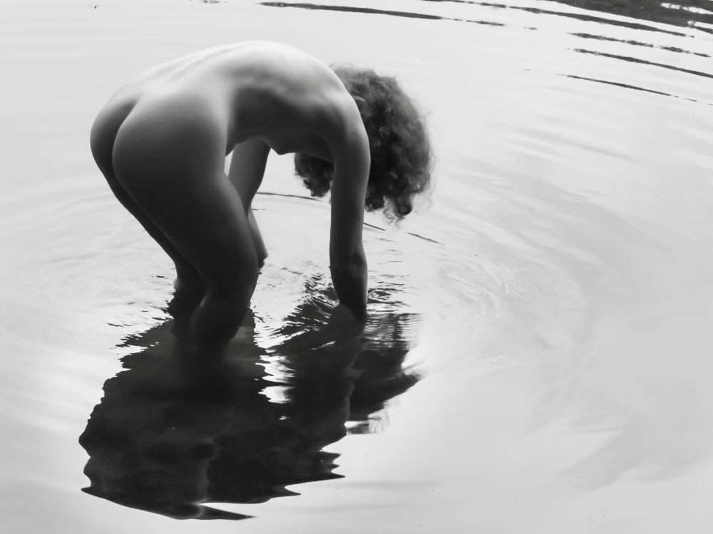 Female back-act with water reflection de Amelie Breslauer