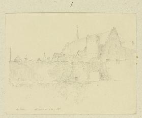 Michelstadt, rechts hinter der Stadtmauer die Burg Michelstadt, dahinter die Spitze des Turms der St