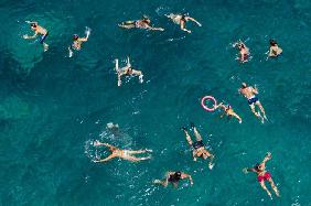 Natación en agua azul - Carlo Tonti