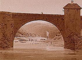 Puente de piedra sobre el río