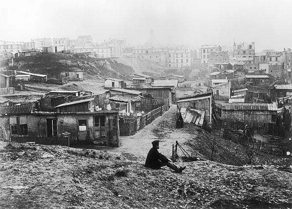 Rue Champlain, a group of huts, 1858-78 (b/w photo)  de Charles Marville