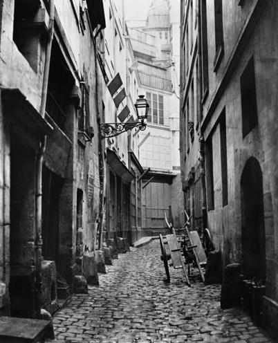 Rue du Haut Moulin, from rue de Glatigny, Paris, 1858-78 (b/w photo)  de Charles Marville