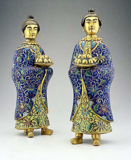 Pair of female attendants, Qianlong period, 1736-95 (cloisonne enamel) de Chinese School
