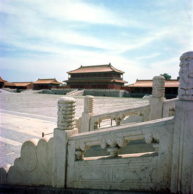 View of the central ramp leading from the Hall of Supreme Harmony, Ming Dynasty 1420 (photo) de Chinese School