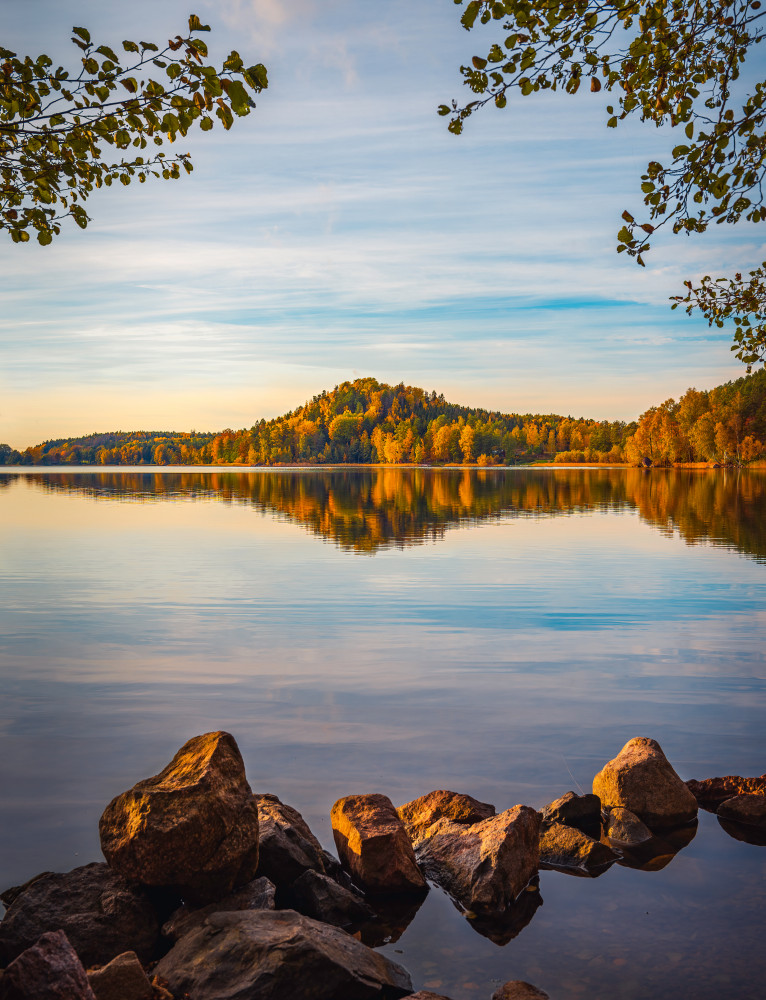Autumn lake with a small mountain in the background de Christian Lindsten