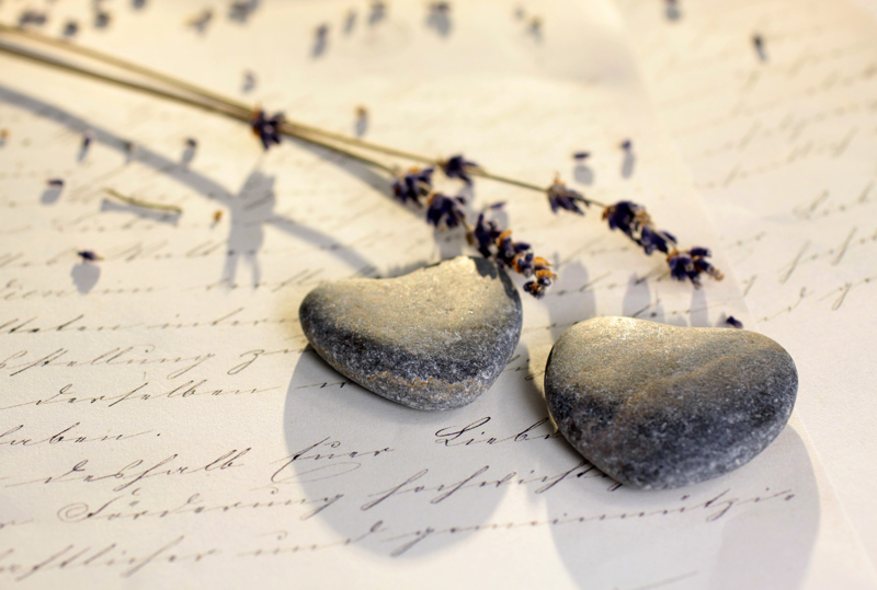 Stone hearts on old letter de Christian Müringer