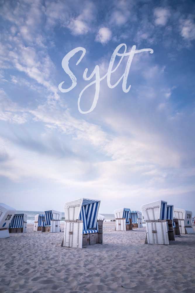 Summer evening with beach chairs with the lettering Sylt de Christian Müringer