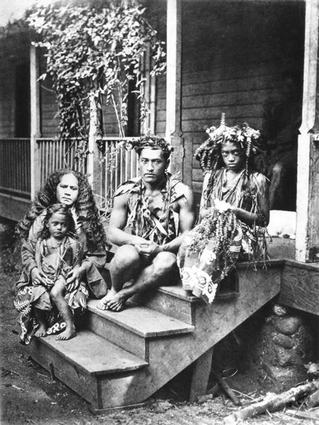 Tahitian family, illustration from ''Tahiti'', published in London, 1882 (b/w photo)  de Colonel Stuart-Wortley